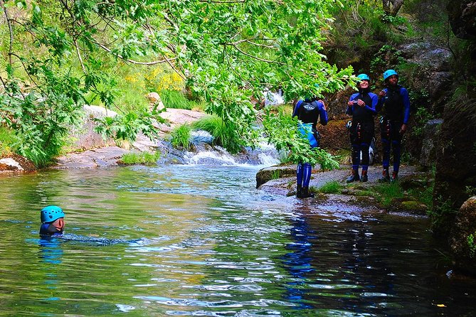 Star canyoning - Hiking the shoreline of the Varziela River before the action