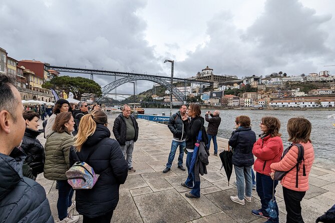 The Unvanquished Tour in Porto City Center - Iglesia do Carmo and the narrow-house story